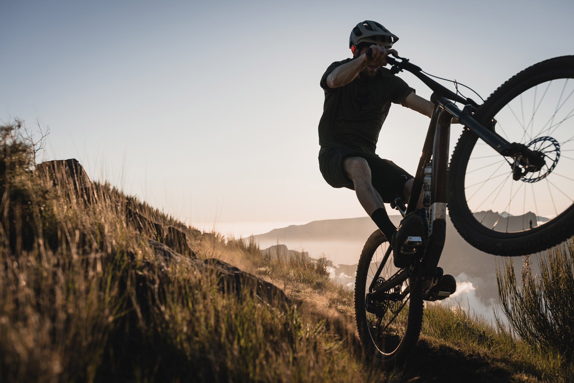 Fahrer macht Wheelie mit eBike.