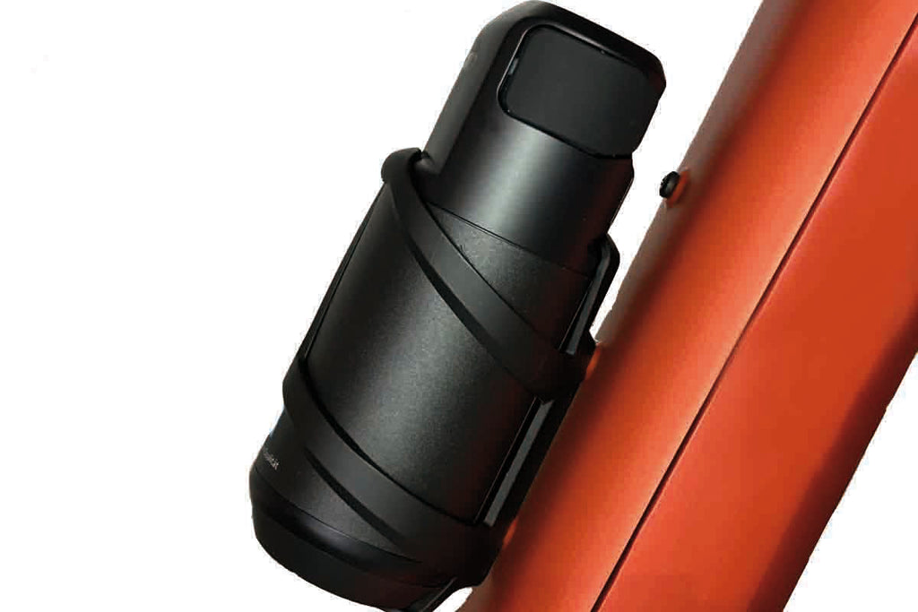 Schwarze Flasche am eBike-Rahmen.