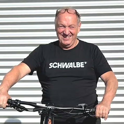 Mann mit eBike vor Garage