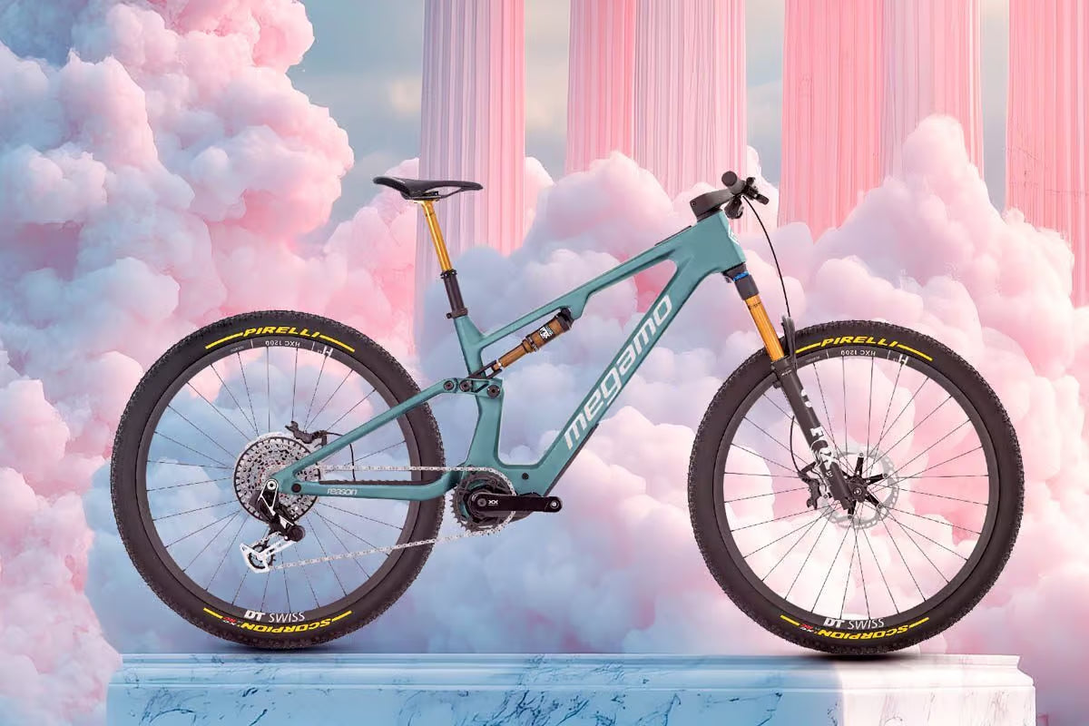 Modernes eBike vor Wolkenhintergrund