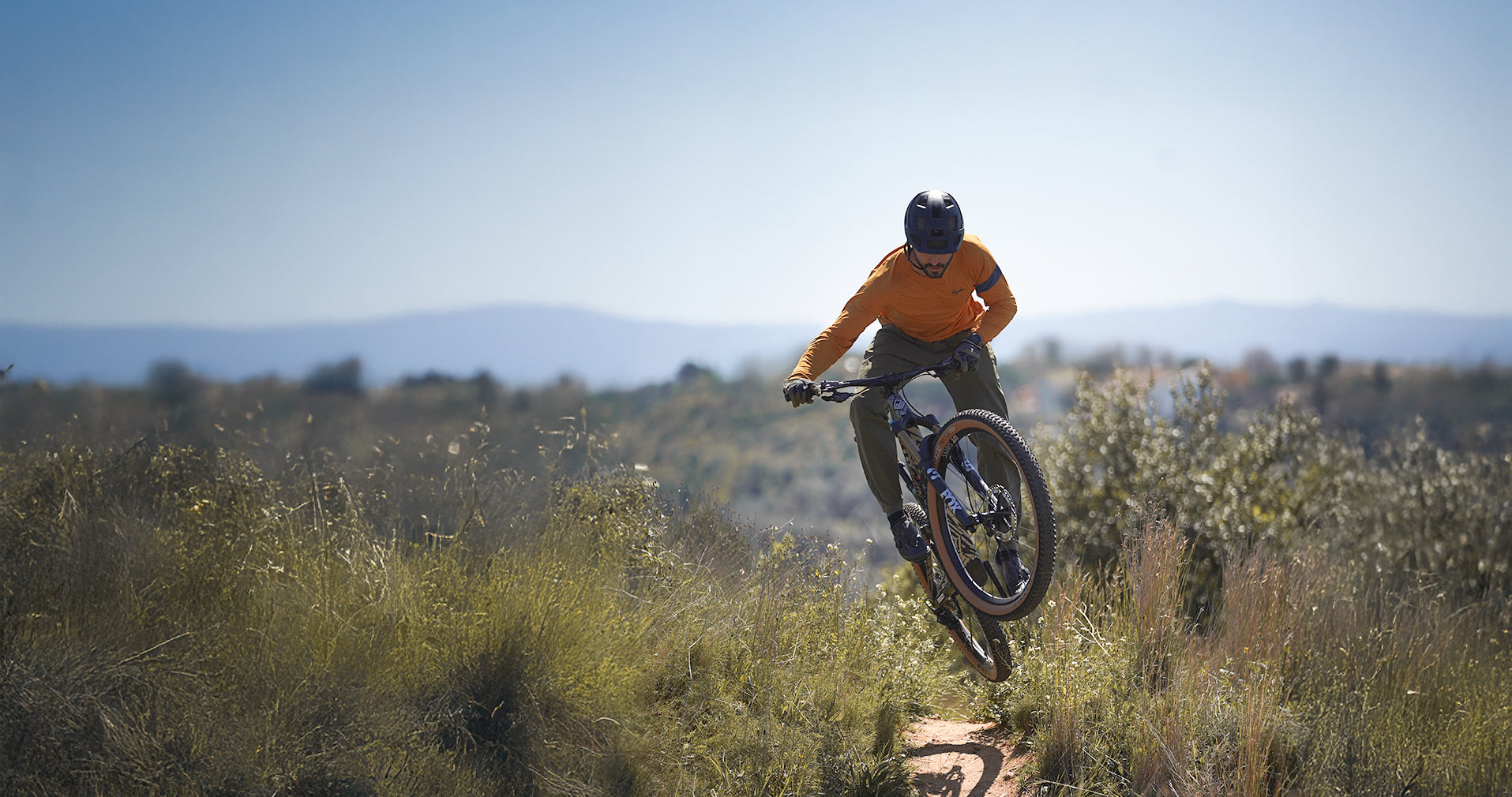 Person springt mit eBike Outdoor
