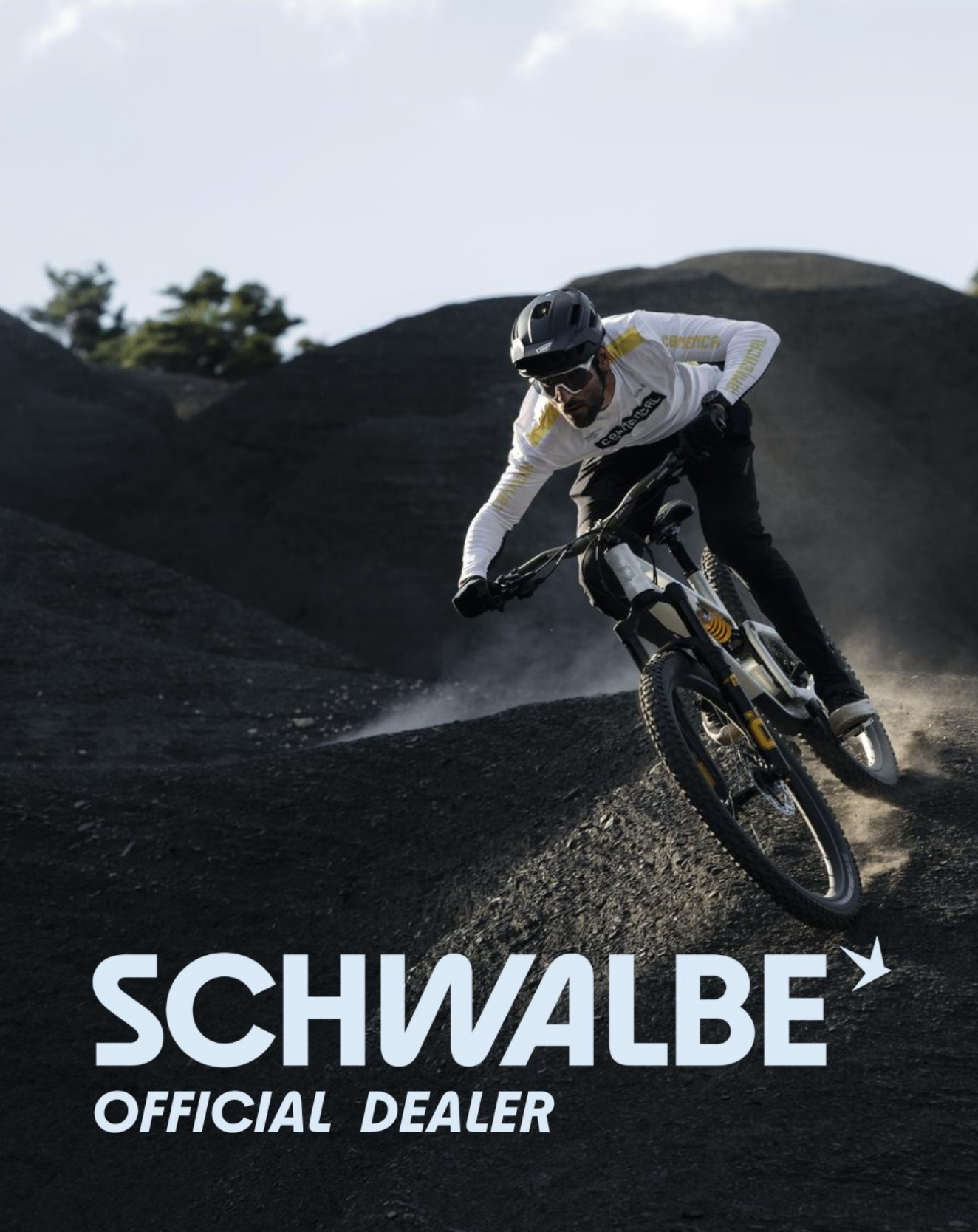 Fahrer auf eBike im Gelände.