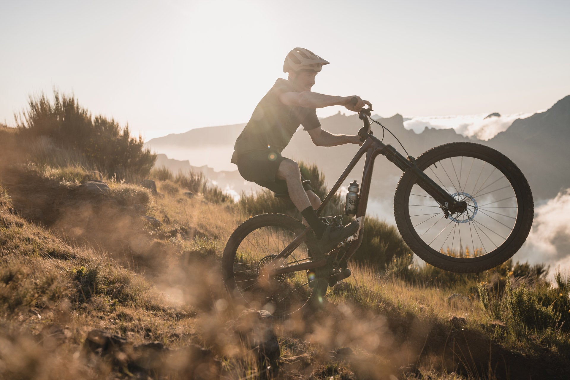 Fahrer macht Wheelie mit eBike.