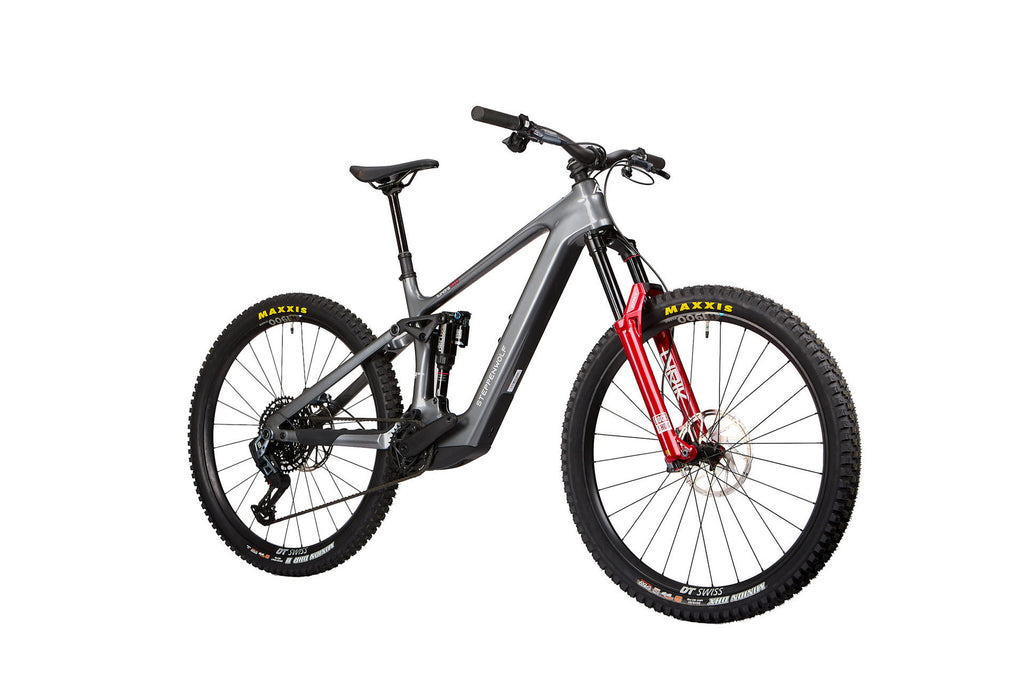 Steppenwolf Tundra 10 2027 in Titanium Grey Gloss – schräge Vorderansicht