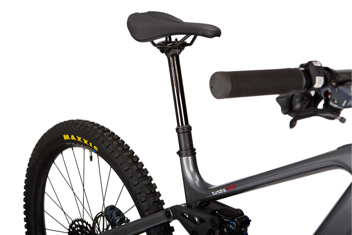 Steppenwolf Tundra 10 2027 in Titanium Grey Gloss – Cockpit und Sattelstütze