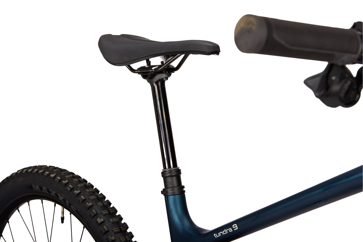 Steppenwolf Tundra 9 2027 in Atlas Blue Matte – Cockpit und Sattelstütze