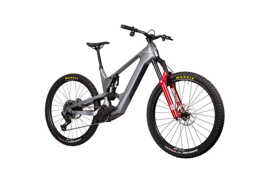 Steppenwolf Tycoon 10 in Titanium Grey Gloss – schräge Vorderansicht