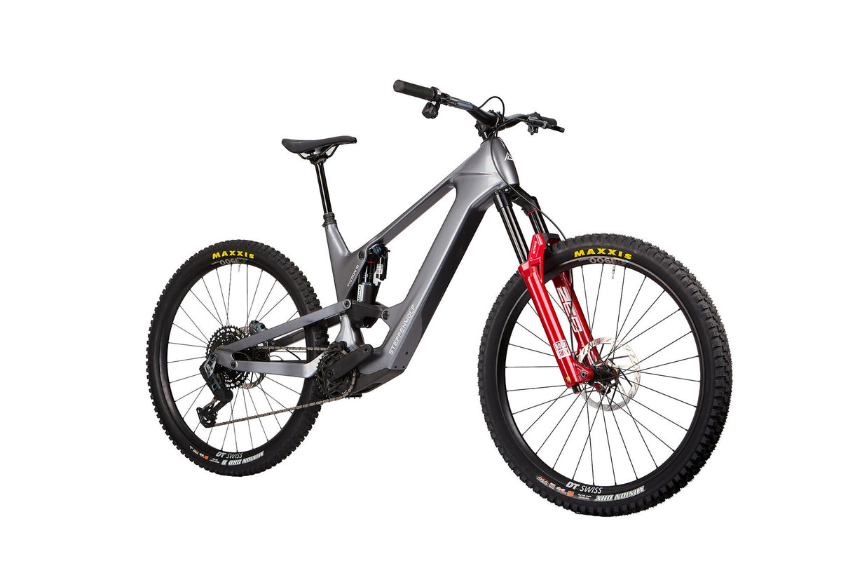 Steppenwolf Tycoon 10 in Titanium Grey Gloss – schräge Vorderansicht