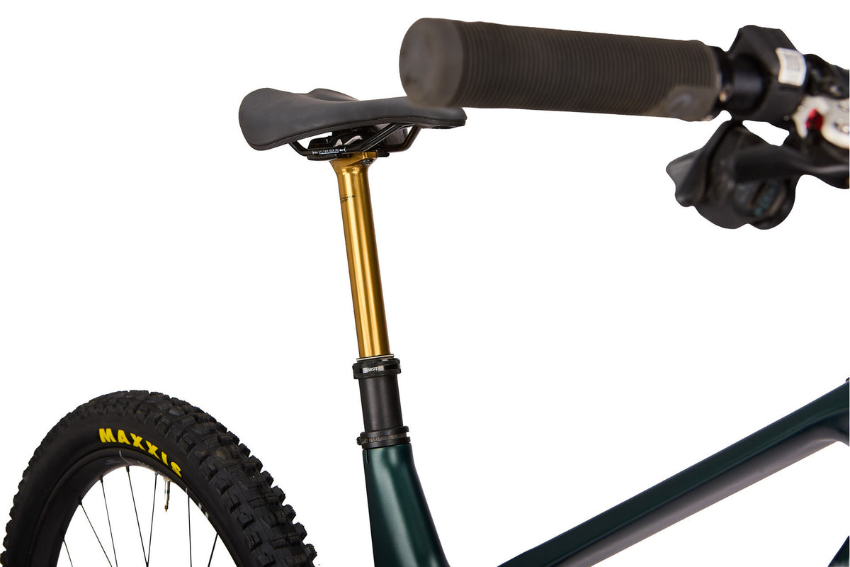 Steppenwolf Tycoon 11 in Dark Green Matte – Cockpit und Sattelstütze